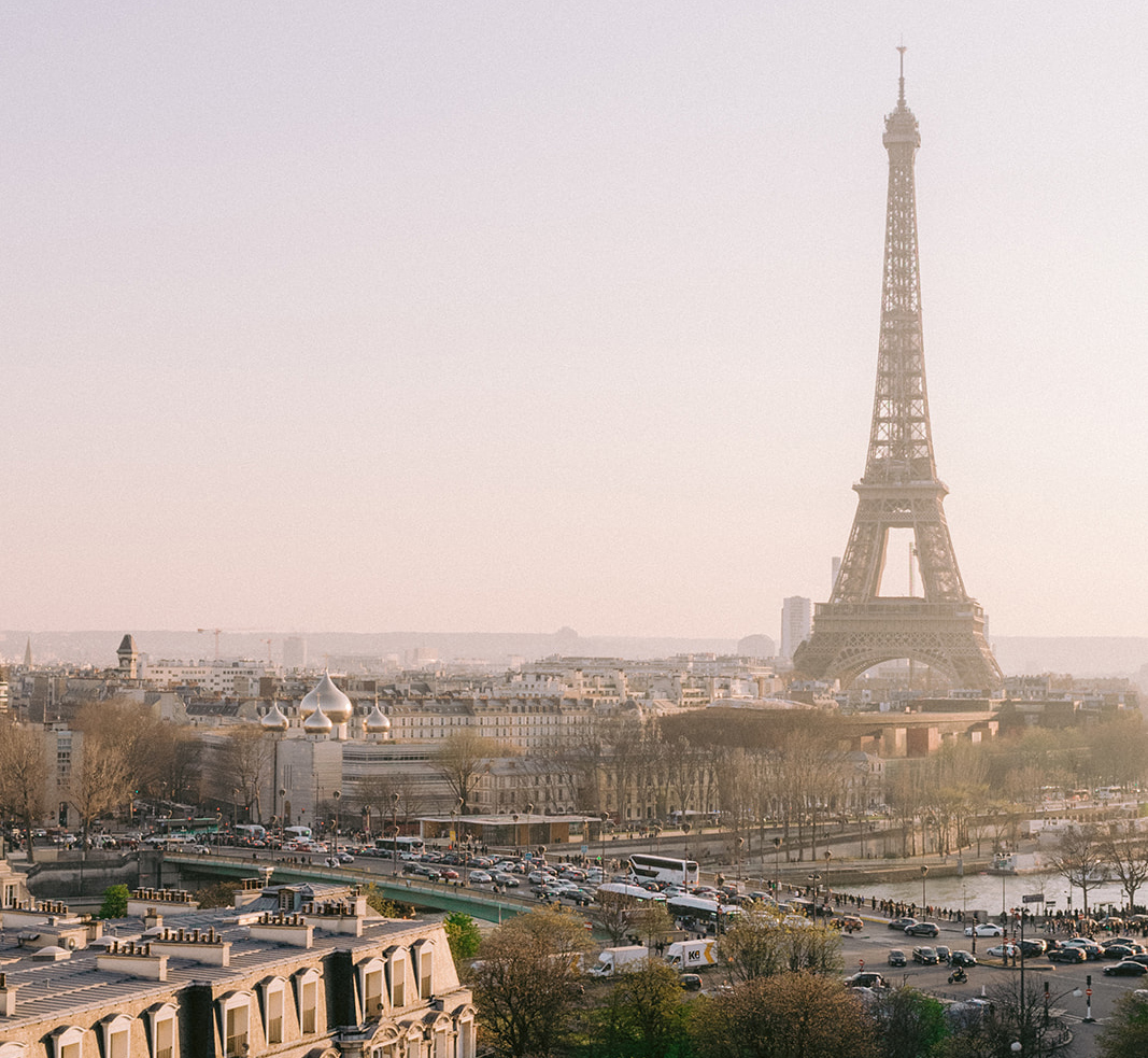 des mariés s embrasse sur une terssae avec vue sur la tour diffel